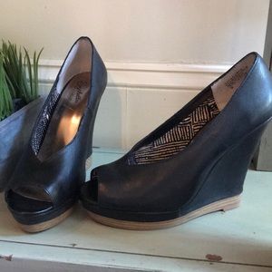 🖤 Black leather peep-toe, platform wedge